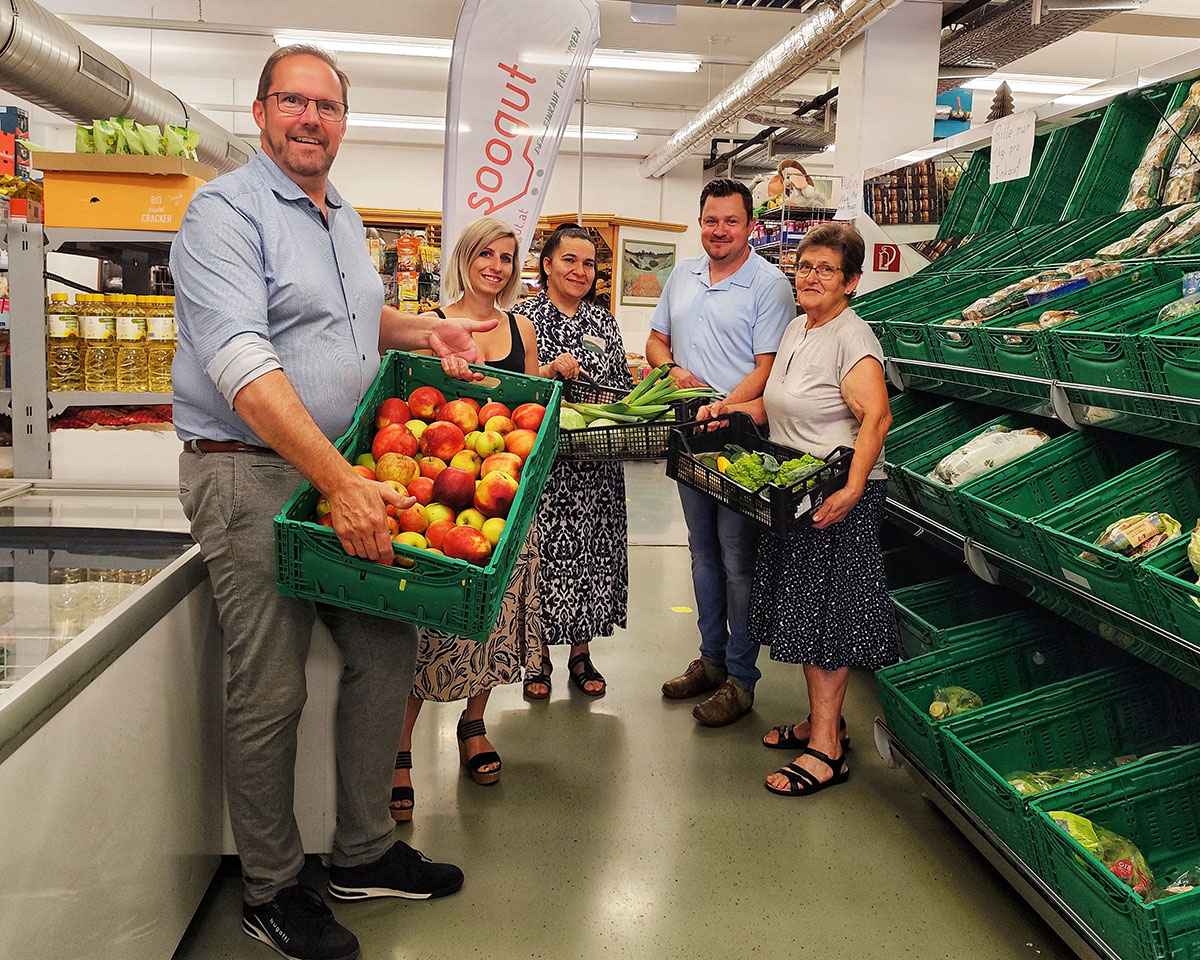 Vizebgm. von Amstetten Markus Brandstetter, GR Sarah Hörlezeder, Marktleiterin Yurdagül Sahin, GR Christian Schrammel und Gemüsehändlerin Veronika Sabitzer gemeinsam im soogut Sozialmarkt in Amstetten.